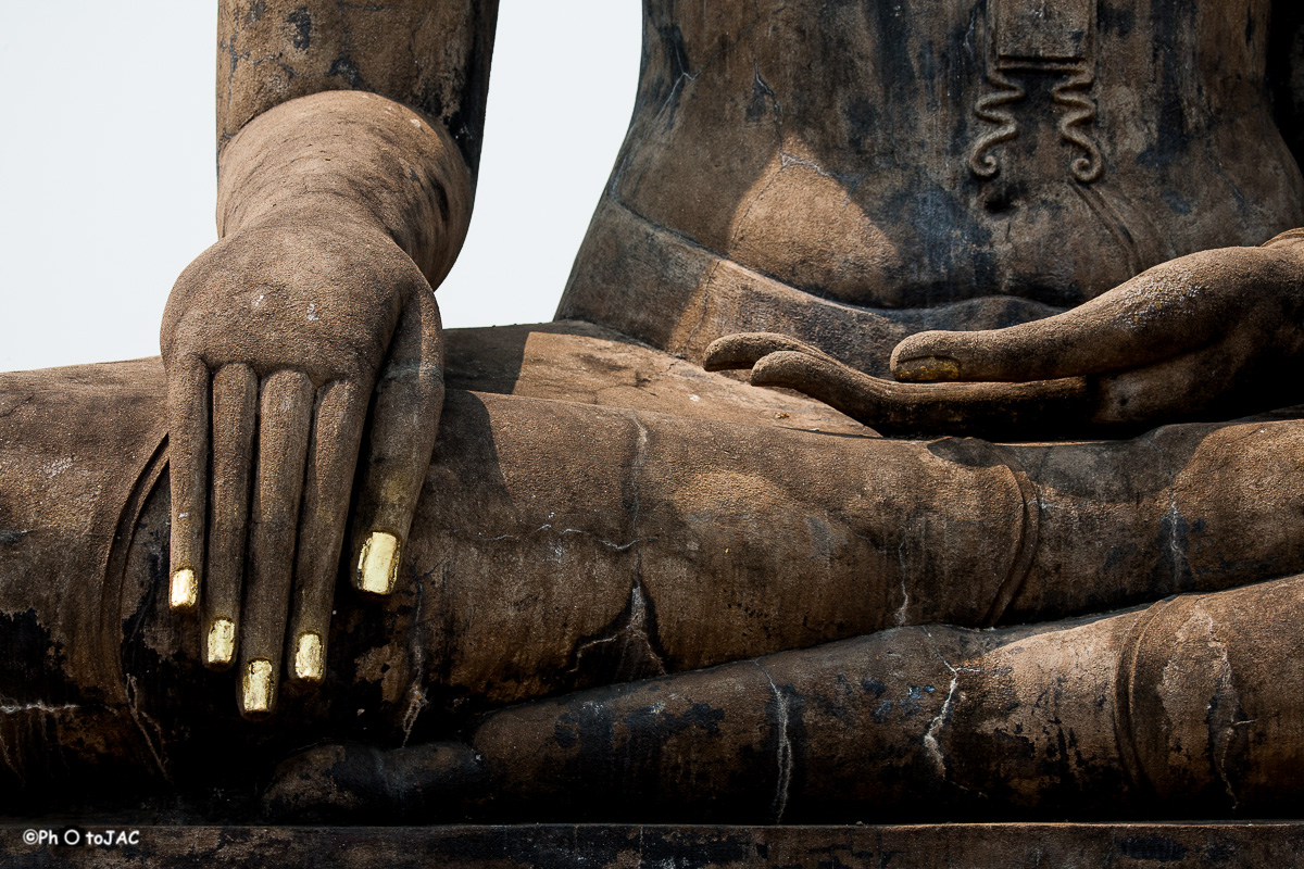 Centro histórico de la antigua ciudad de Sukhothai, declarada Patrimonio de la Humanidad por la UNESCO. Buda en el templo "Wat Mahathat".