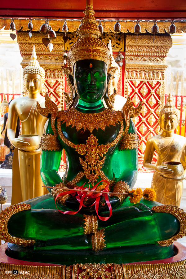 Chiang Mai. Templo Wat Phra That Doi Suthep (usualmente Doi Suthep). Buda esmeralda.