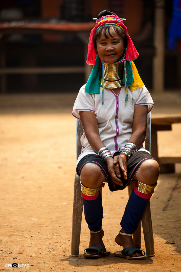 Mujer de la etnia "Padaung" (o "Red Karen"), subgrupo de la etnia "Karenni", ubicada en la frontera entre Birmania y Tailandia. Utilizan una pesada espiral de latón alrededor de sus cuellos con el fin de alargarlos. Aunque esto era simple tradición, actualmente muchas los portan para atraer turismo y conseguir ingresos, ya que el estatus de esta etnia en Tailandia es de refugiados.