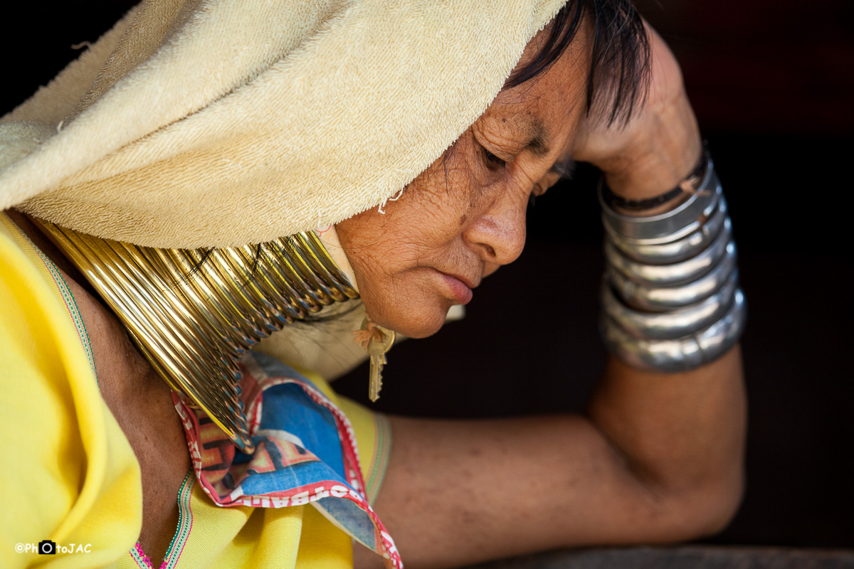 Mujer de la etnia "Padaung" (o "Red Karen"), subgrupo de la etnia "Karenni", ubicada en la frontera entre Birmania y Tailandia. Utilizan una pesada espiral de latón alrededor de sus cuellos con el fin de alargarlos. Aunque esto era simple tradición, actualmente muchas los portan para atraer turismo y conseguir ingresos, ya que el estatus de esta etnia en Tailandia es de refugiados.