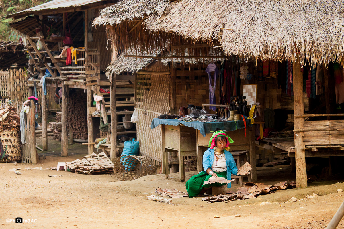 Campamento de refugiados Ban Mai Nai Soi.<br />Etnia "Padaung" (o "Red Karen"), subgrupo de la etnia "Karenni", ubicado en Tailandia, próximo a la frontera con Birmania.