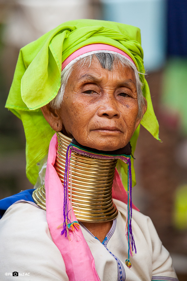 Campamento de refugiados Ban Mai Nai Soi.<br />Mujer de la etnia "Padaung" (o "Red Karen"), subgrupo de la etnia "Karenni", ubicada en la frontera entre Birmania y Tailandia. Utilizan una pesada espiral de latón alrededor de sus cuellos con el fin de alargarlos. Aunque esto era simple tradición, actualmente muchas los portan para atraer turismo y conseguir ingresos, ya que son refugiados en Tailandia.