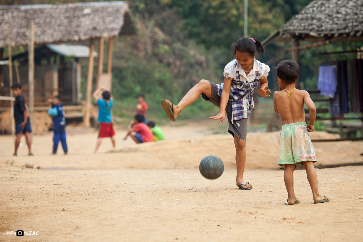 Campamento de refugiados Ban Mai Nai Soi.<br />Niños jugando.